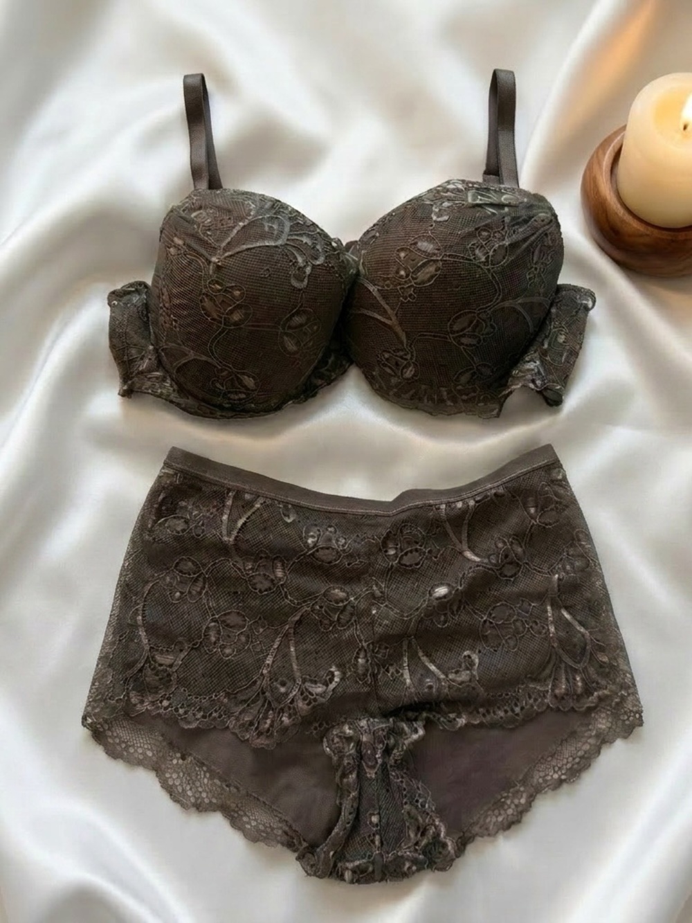 NEVER WORN!! NWOT! Elegant Lace Bra & Cheeky Panty Set